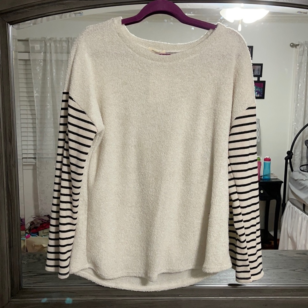 Long sleeve black and white top